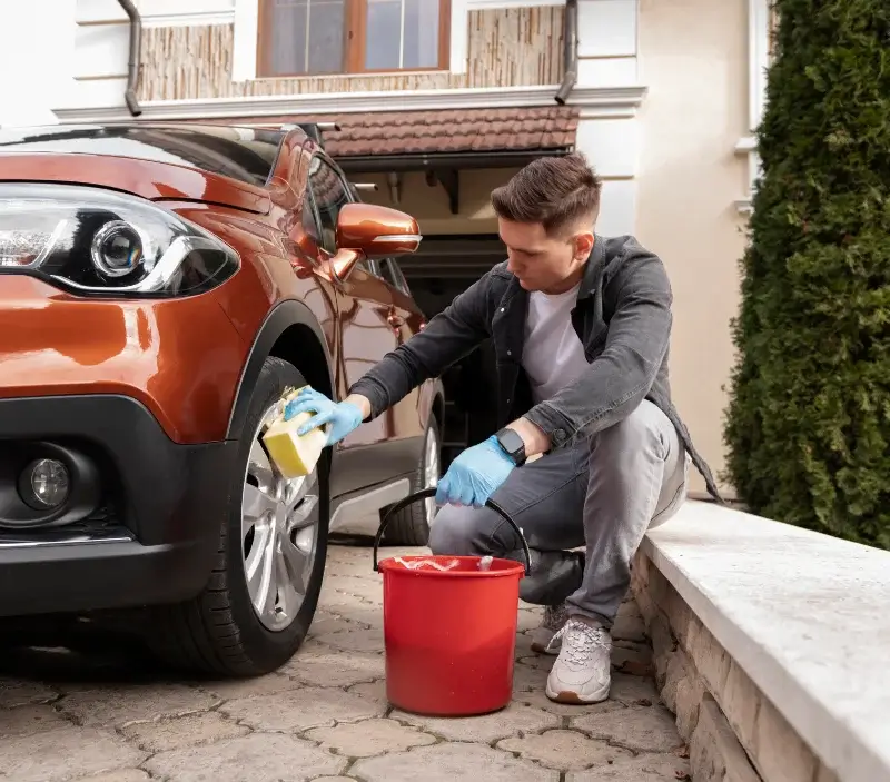 Lavage auto à domicile Duclair : professionnel intervenant sur un véhicule